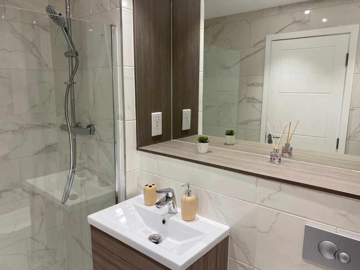 Central Location, Parking, Wi-Fi, Modern Apartment Milton Keynes Buitenkant foto