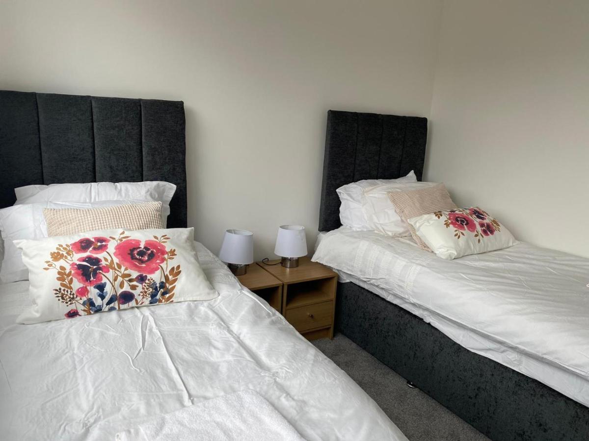 Central Location, Parking, Wi-Fi, Modern Apartment Milton Keynes Buitenkant foto
