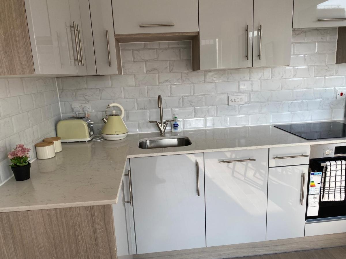 Central Location, Parking, Wi-Fi, Modern Apartment Milton Keynes Buitenkant foto