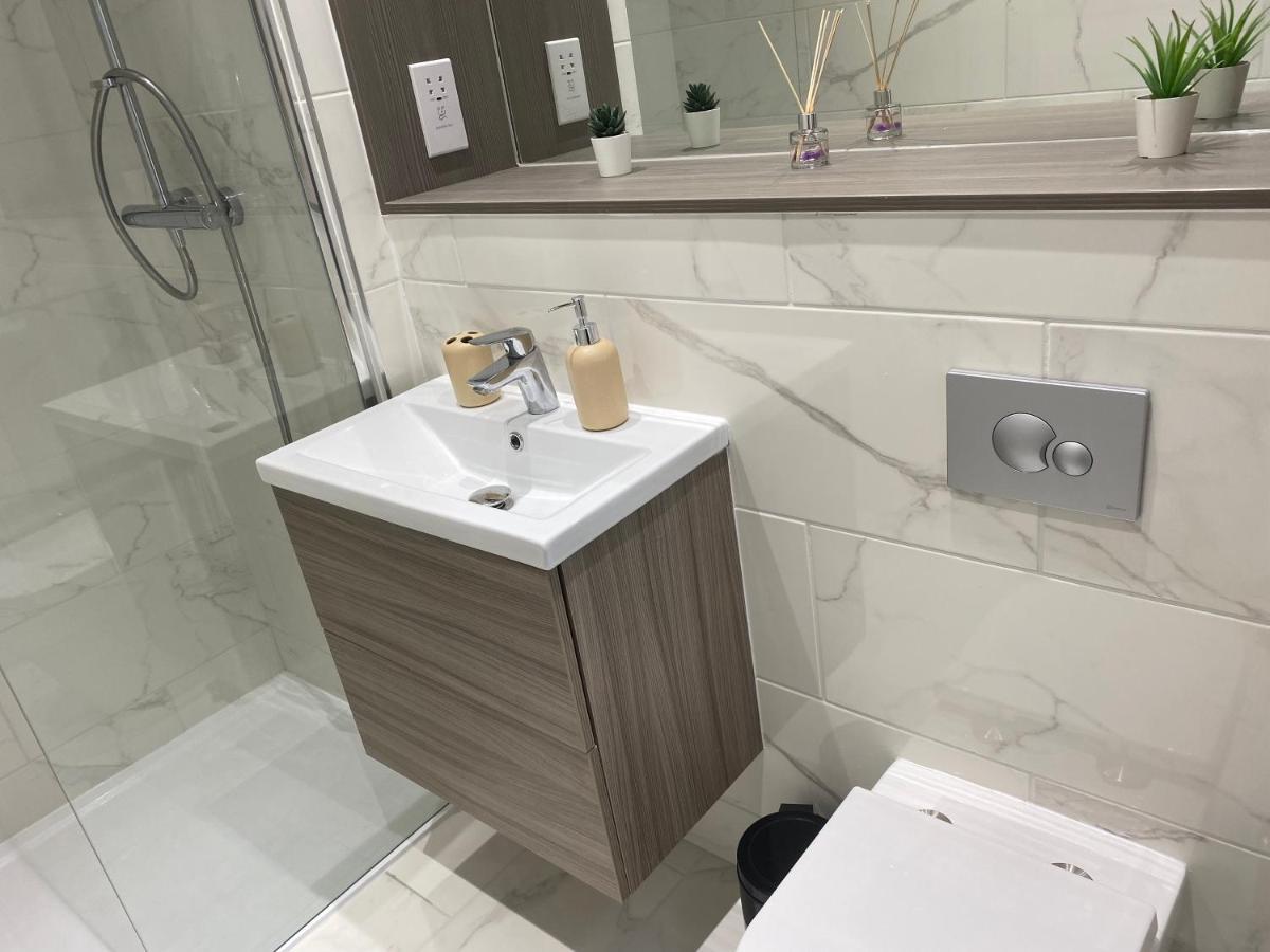 Central Location, Parking, Wi-Fi, Modern Apartment Milton Keynes Buitenkant foto